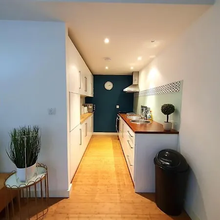 Perfect For Corporate & Business Travellers - Leeds City Centre - 3 Beds Apt - Monthly Offers